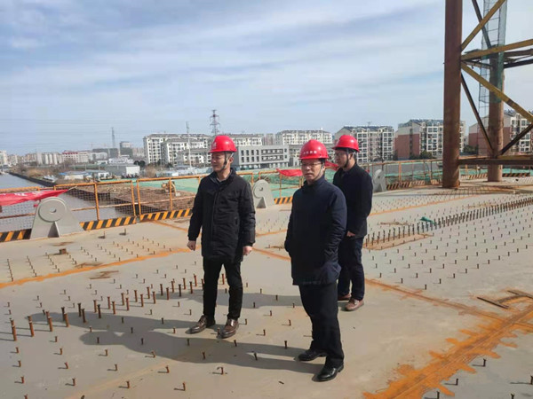 秦超董事長(zhǎng)檢查威高大橋.jpg