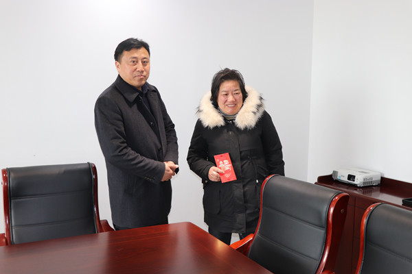 劉廣游副總經(jīng)理慰問(wèn)水建公司困難職工.JPG