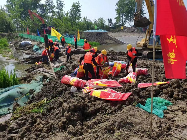 水建公司組織開展防洪抗旱應(yīng)急演練(1)_副本.jpg