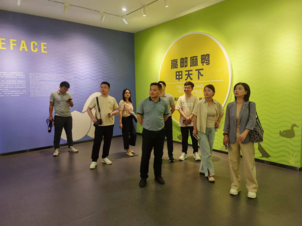 “水禽高質量發(fā)展深度采訪媒體行”活動走進高郵鴨集團 (2)_副本.jpg